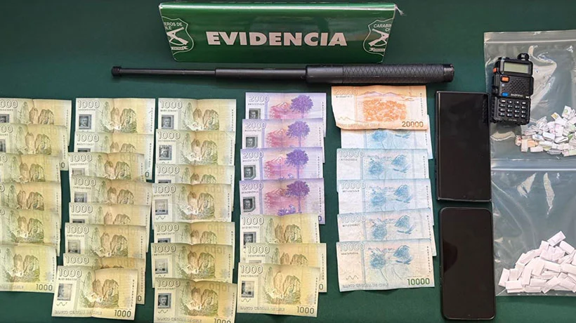 Detienen a conductor en el centro de Valparaíso: fue sorprendido sin licencia, con inhibidor de señal y drogas 