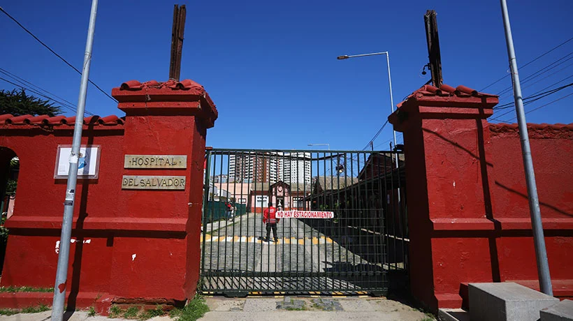 Gremios en alerta por despidos en hospitales Van Buren y del Salvador en Valparaíso 