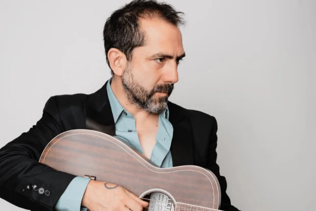 Músico chileno Angelo Pierattini sufrió accidente de tránsito y se mantiene en coma inducido 