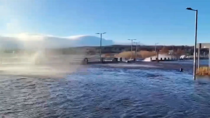 Fuertes vientos y alto nivel del lago Villarrica provocan inundación en la costanera