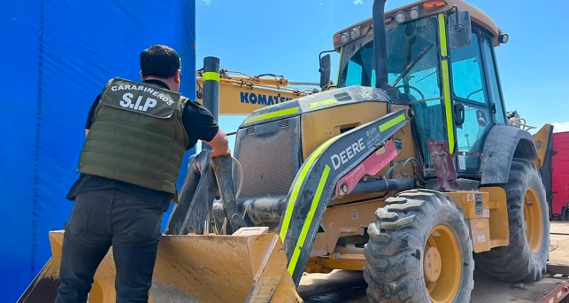 Carabineros recupera en Arica retroexcavadora robada en Calama: iba a ser sacada del país