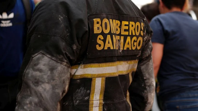 Dos personas murieron tras incendio en edificio de Cerrillos