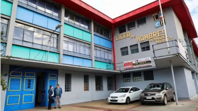 Emanación de gases tóxicos por batería de celular obligó a evacuar el Liceo de Hombres de Puerto Montt