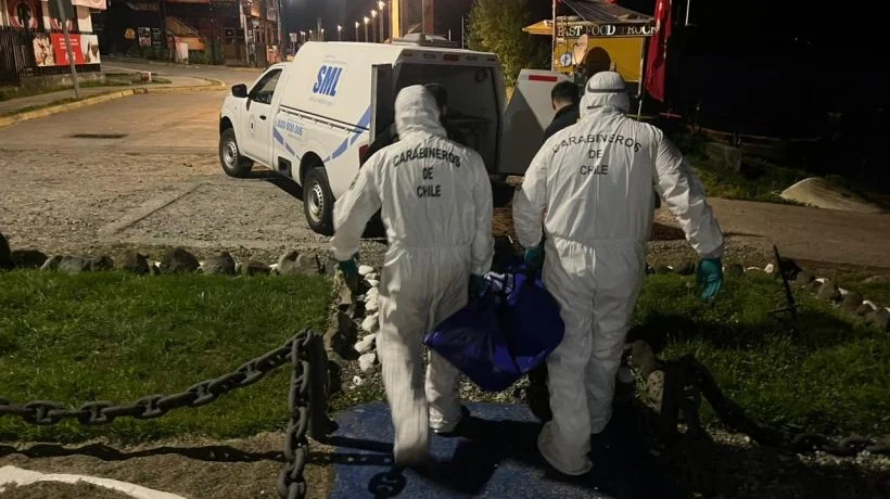 Auto volcó al mar en Cochamó con turistas de Santiago: tres personas fallecieron y una está grave