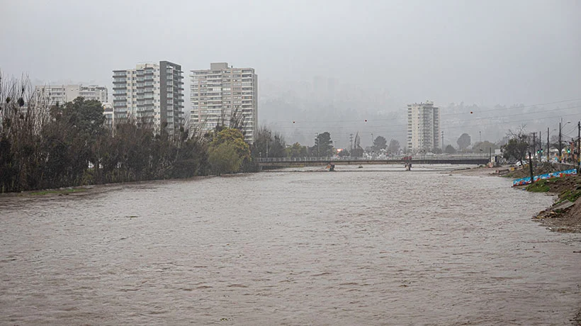 Autoridades mantienen coordinación de emergencia ante Alerta Roja por sistema frontal en la Región de Valparaíso 