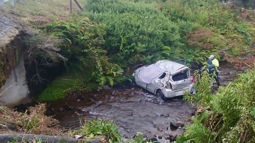 Dos personas lesionadas dejó volcamiento de vehículo en ruta a Correntoso  